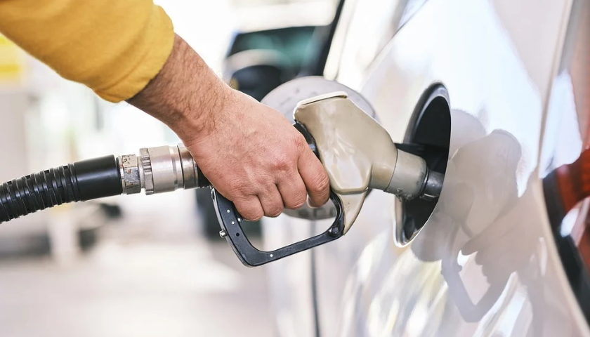 auto benzín nafta