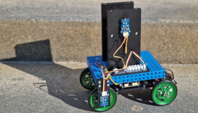 Studenti katedry řídicí techniky FEL ČVUT dostali unikátního výukového robota