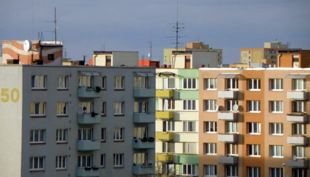 Na nový byt v Praze bylo ve třetím čtvrtletí potřeba 14,8 ročních mezd